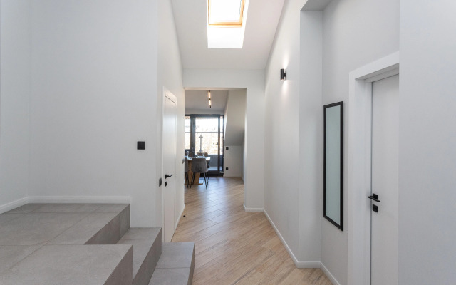 Квартира с Мансардными Окнами и Видом на Море