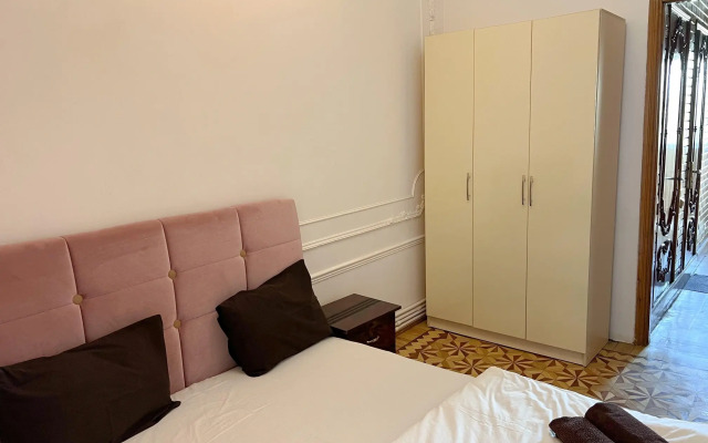 Okolo Devichyey Bashni, Stary Gorod/Baku Apartments