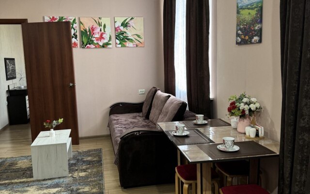 Evrodvushka S Vidom Na Goru Flat