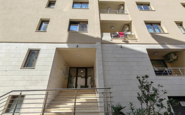 Contemporary Retreat in Bečići Apartments