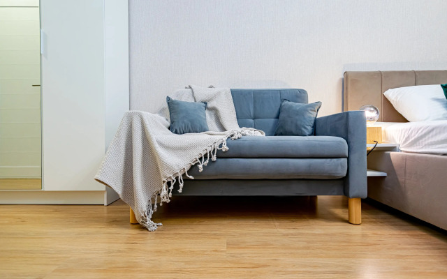 Uyutnaya sovremennaya studiya na Parkovom Flat