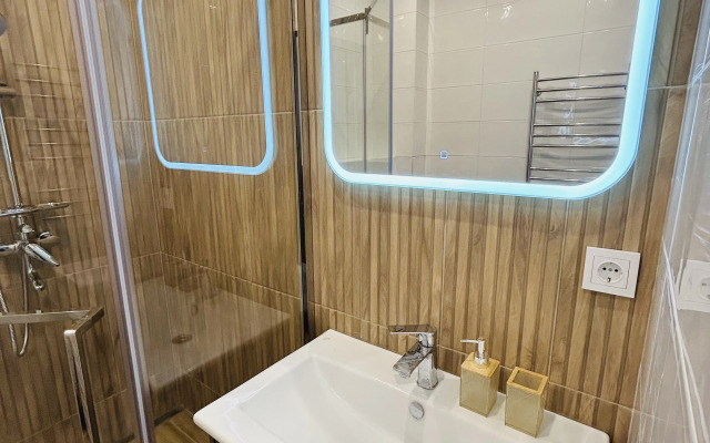 Prostornaya Mezhdu 2-Kh Parkov Flat