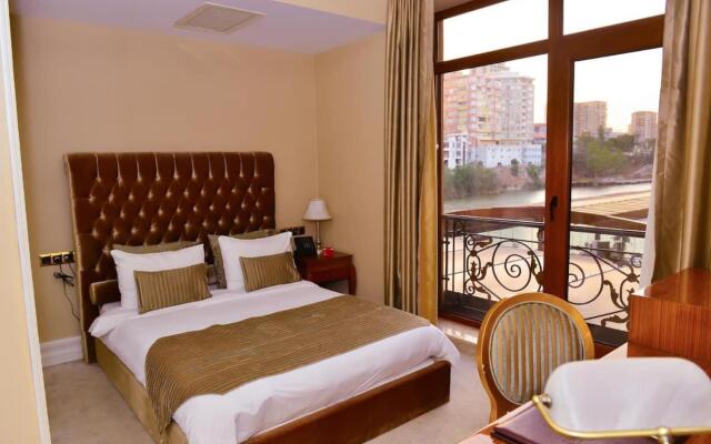 Lake Palace Hotel & Restaurant