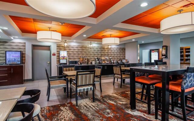 Отель Comfort Inn & Suites