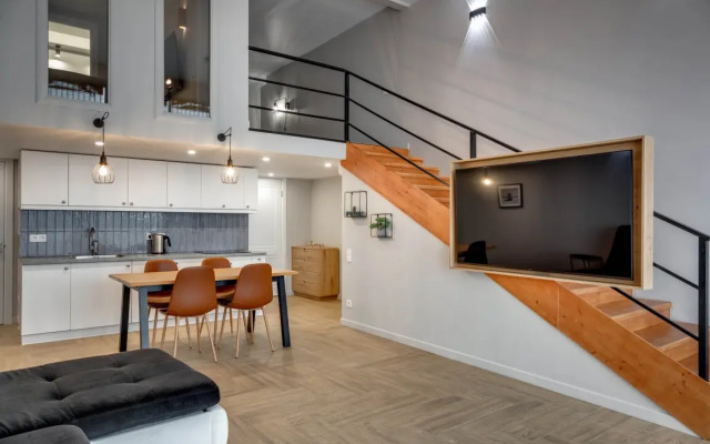 Surname Deluxe Apartments 13