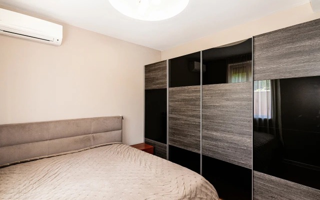 U Morya S Basseinom V Zhk Solnechny Apartments