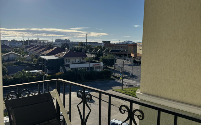 3 S Balkonom na Vtoroy Beregovoy Linii Flat