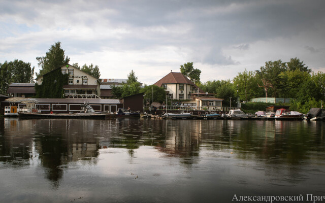 Отель Гостиничный рыболовно-охотничий комплекс Александровский Причал
