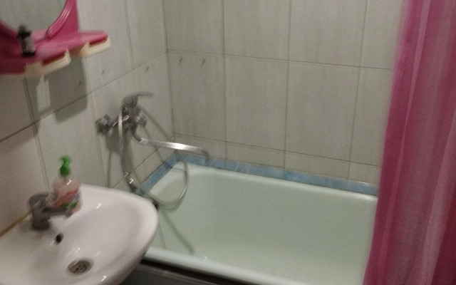 Deshyovaya 8mi Mestnaya v Tsentre Flat