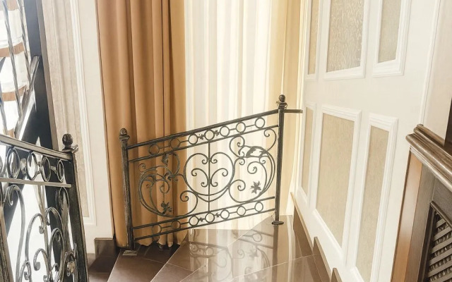 Royal Renaissance Hotel