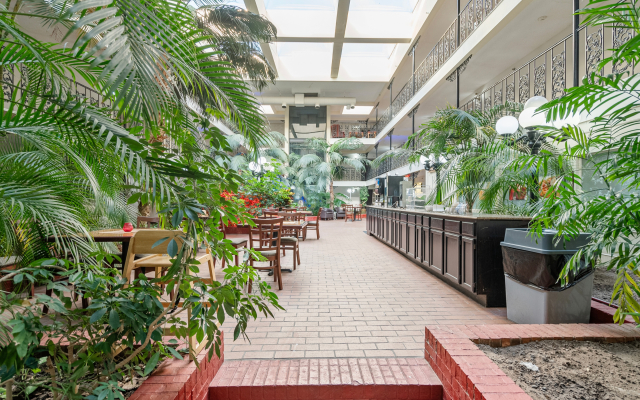 Отель Coratel Plus Suites Wichita West Airport