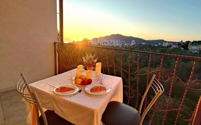 V Tsentralnom Sochi s Bolshoy Lodzhiey Flat