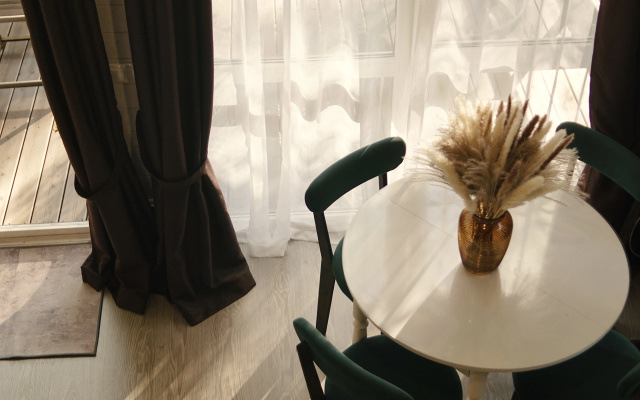 Четырёхместный коттедж Comfort с красивым видом из окна — фото 1
