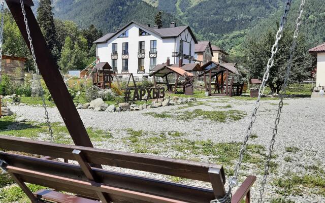 Vila Liza s Transferom k Podemnikam Guest House
