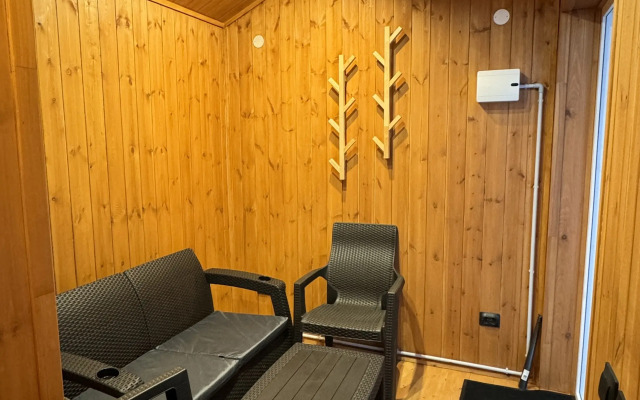 Dom s basseynom ryadom Solnechnoy dolinoy Private house