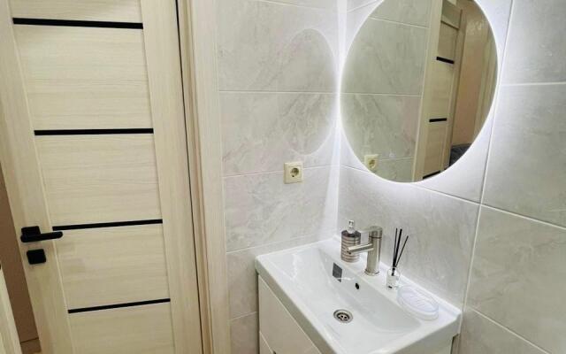 3 mestnye s balkonom i basseynom Apartments