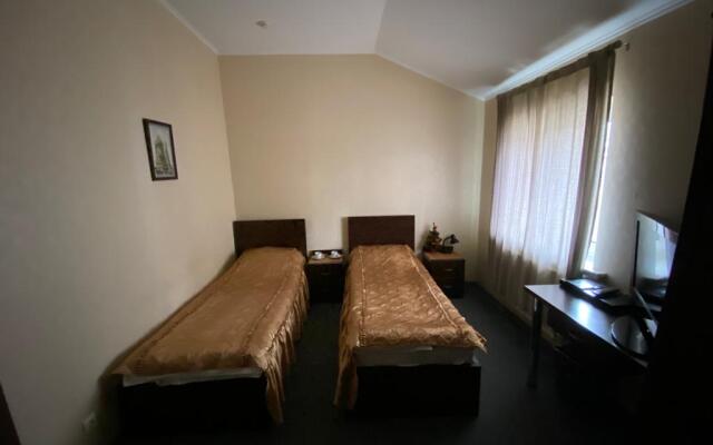 R House Mini-Hotel