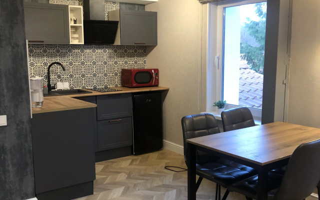 Kvartira Jennifer Apartment. Stil'naa atmosfernaa radom s morem i parkom