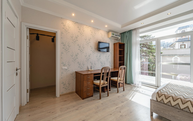Dvukhetazhnaya S Terrasoy Otdykh U Ruchyya Flat