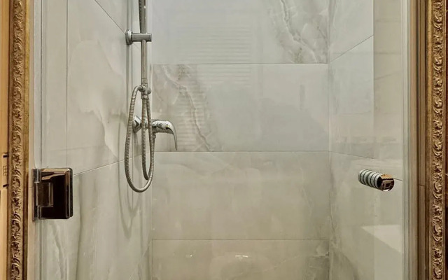 Belaya Trekhkomnatnaya Kvartira u Vokzala Apartments