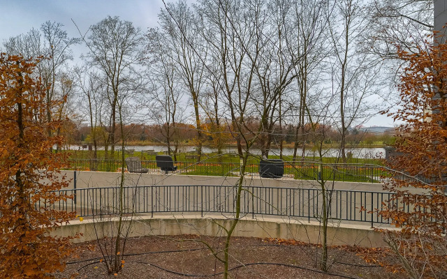 stil'naya dvuhkomnatnaya VIP na beregu reki Flat