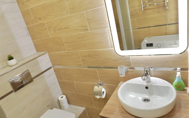 Studiya s panoramnymi oknami naprotiv otelya Mariott Flat