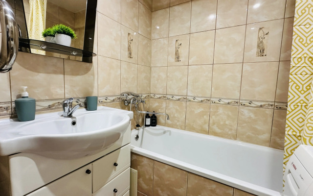 Uyutnaya Dvukhkomnatnaya Nedaleko Ot Trk Planeta Flat