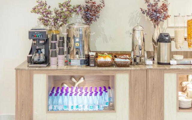 Отель Seven Gardens Hotel