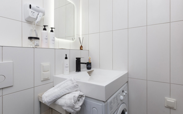 Yarkaya studiya ryadom s naberezhnoj i kondicionerom Flat