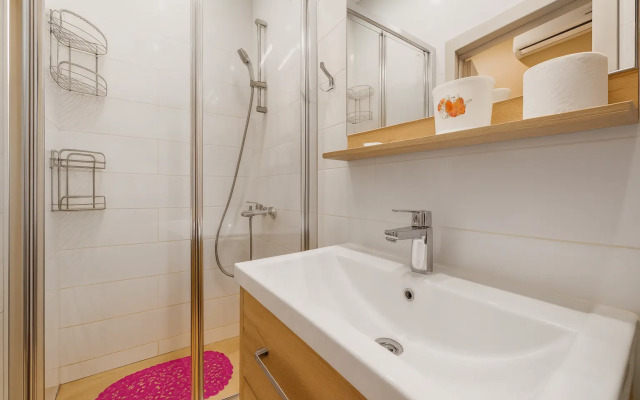 Uyutnaya malyshka ryadom s Olimpiyskim parkom Flat