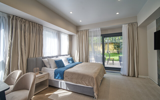 Mirror Family Hotel
