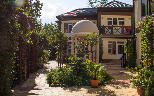 Izumrudnyij Guest House