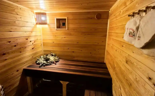 S Baney Family House, Guest House