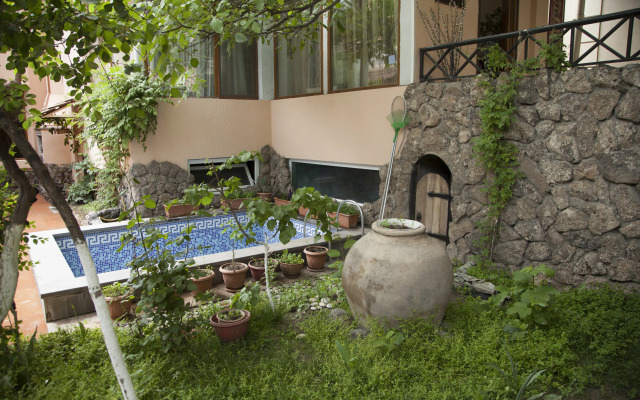 Hin Yerevantsi Hotel