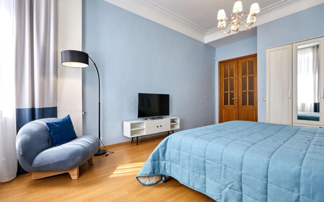 Квартира FlatStay Карповки 16| Большая видовая 4шка с камином