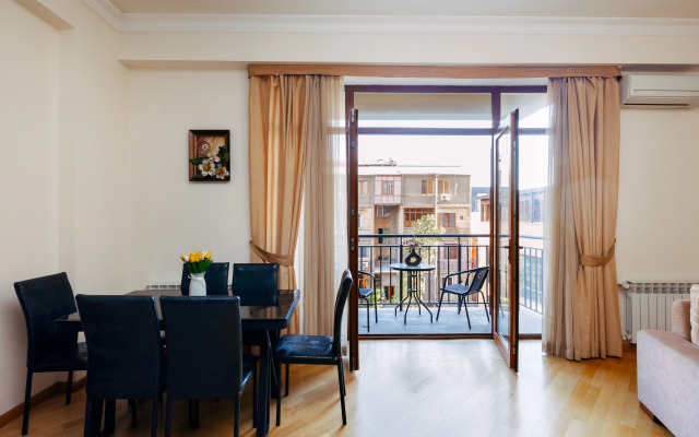 2-K v Novostroyke, Ulitsa Arama, Di480 Flat