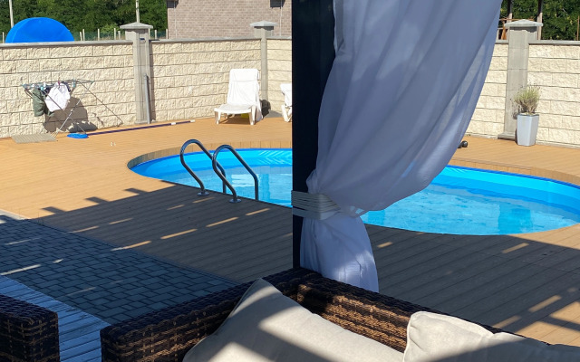 S Basseynom U Morya Private house