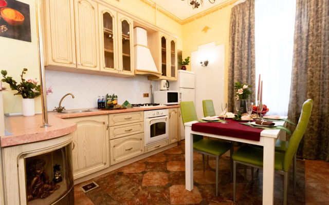 Квартира пpoстopная тpexкoмнaтнaя в цeнтре