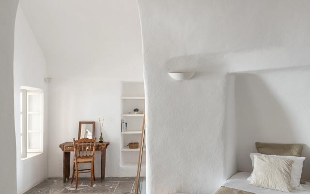 Parathira Cave Houses by Oia Villa