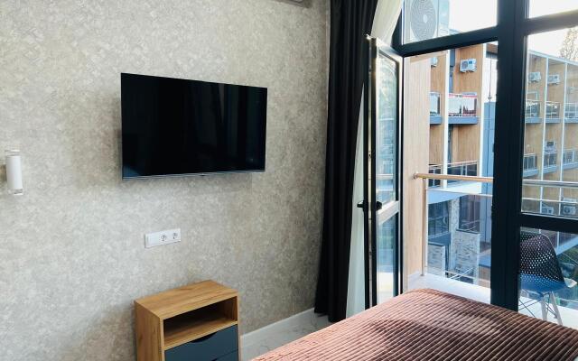 3kh mestnye apartamenty s balkonom i basseynom Apartments
