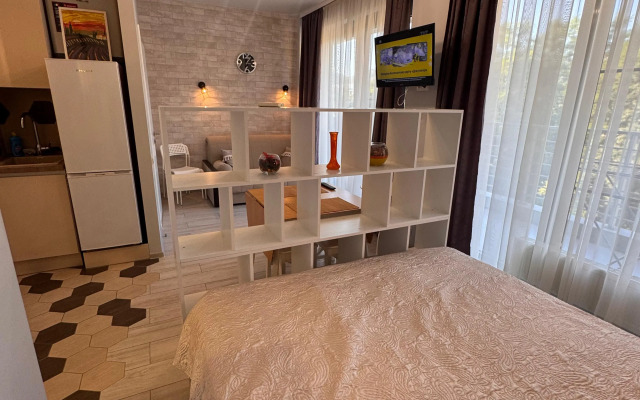 U morya s balkonom Sochi pos. Dagomys Apartments