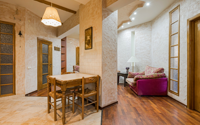 S vidom na Dvorets Respubliki Flat