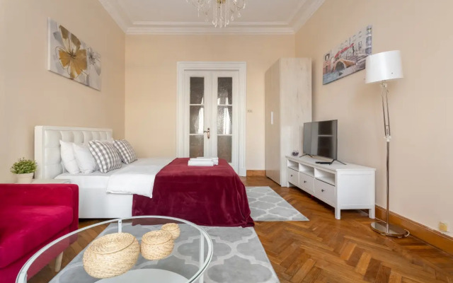 Lyuks s balkonom i vidom na Arbat Apartments