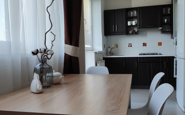 Dvukhurovnevaya U Morya Flat