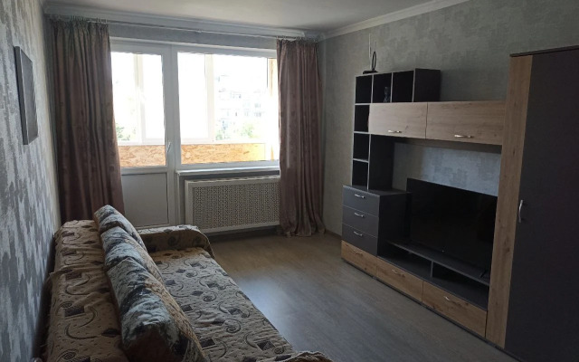 Tryohkomnatnaya Komfortnaya na Voejkova Flat