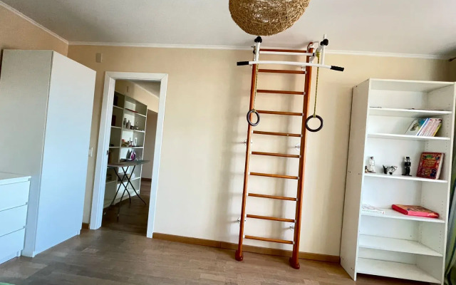Prostornie S 3 Spalnyami I Bolshoy Stolovoy Apartments