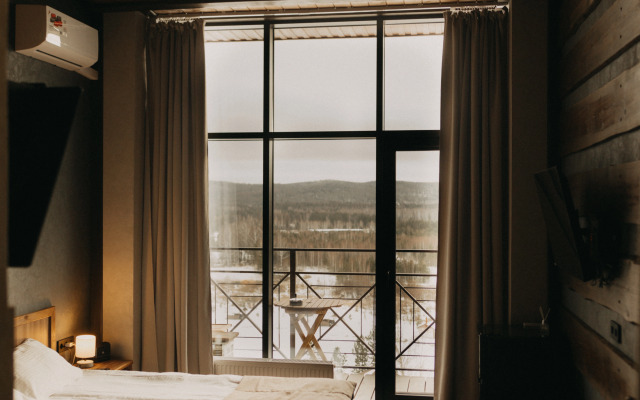 S potryasayuschim vidom na Solnechnoy Doline Apartments