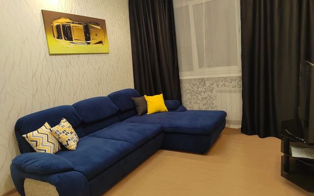 V Tsentre U Dramaticheskogo Teatra Flat