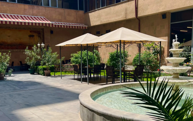 Ani Plaza