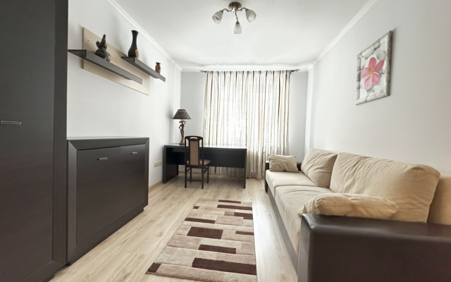 Apartamenty Trekhkomnatnaya Kvartira Na Sutki Ul. Chekhova 12 Apartments